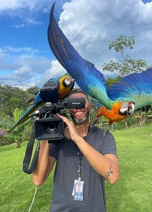 O cinegrafista Fábio Ribeiro nos bastidores de gravação da nova série do “Jornal da Record”
