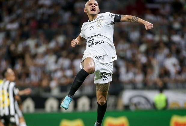 Fábio Santos - 5 gols no total pelo Corinthians na temporada - 3 gols no Brasileirão e 2 gols no Paulistão