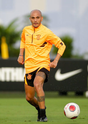 Fábio Santos: foco em seguir no pelotão da frente do Brasileirão
