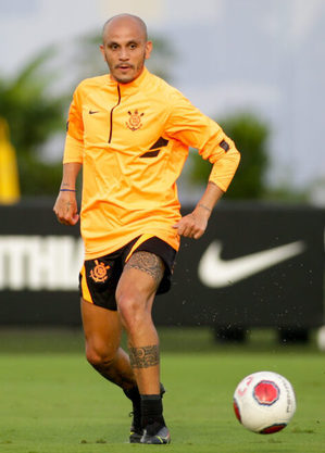Fábio Santos em treino recente