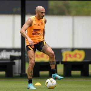Fábio Santos deve ser titular na lateral esquerda do Corinthians
