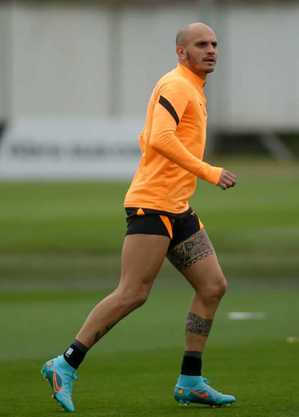 Fábio Santos, na quarta, em último treino para a partida