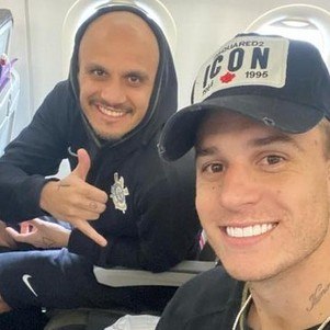 Róger Guedes registrou ida ao Rio ao lado de Fábio Santos