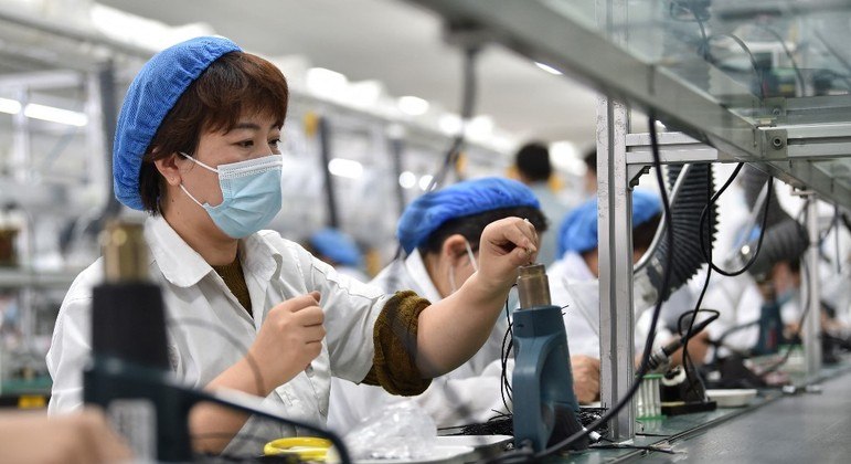 Trabalhadores em fábrica chinesa