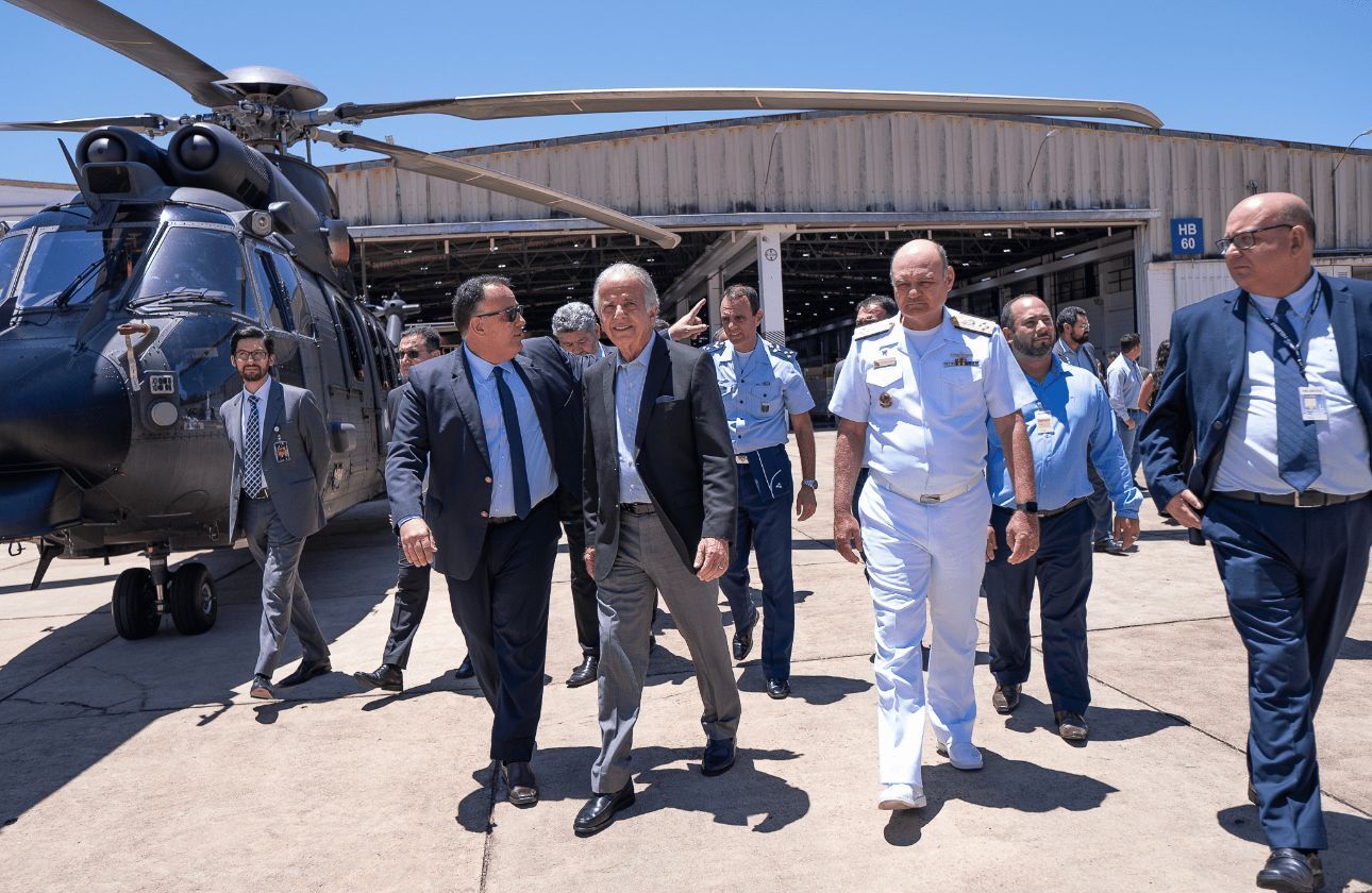 Fábrica da Helibras recebe visita do ministro da Defesa, José Mucio Monteiro