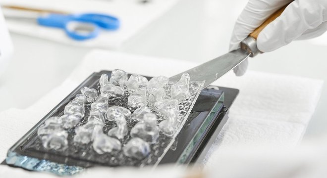 Com a ajuda da nova tecnologia, fabricantes de aparelhos auditivos conseguem produzir peças com maior precisão