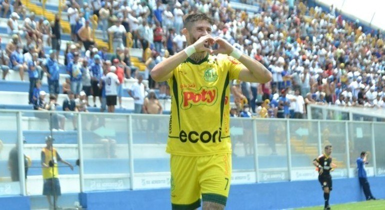 Fabrício Daniel comemora gol da vitória do Mirassol contra o Água Santa