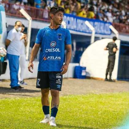 Fabrício Oya levou perigo em cobrança de falta