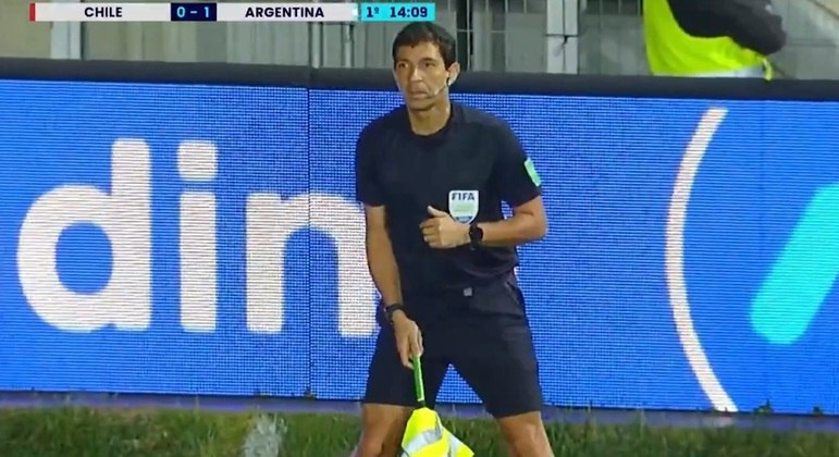 Fabricio Vilarinho foi flagrado pelas câmeras com uma bandeirinha improvisada