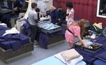 Ao receberem a notícia, os participantes ficaram muito surpresos e fizeram uma roda de oração para o ente querido de Faby. Em seguida, arrumaram as malas dela com todo o cuidado e carinho. No
quarto, Giulia Garcia chorava enquanto organizava os sapatos e Victoria Macan
se mostrava inconformada. Com lágrimas nos olhos, Murilo Dias tirou um momento
de silêncio e Natália Deodato ajudou a relembrar quais pertences da empresária estavam no varal. Como lembrança,
eles decidiram manter uma foto da colega para matar as saudades