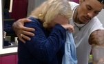 Mas a ficha de Ana Paula Almeida, que fez uma grande amizade
com Faby no reality, só caiu depois. Deprimida com a saída da colega, a apresentadora
caiu em um choro sentido e foi consolada por Murilo, Ricardo Villardo e Vic, que garantiram que ela não estaria sozinha no jogo