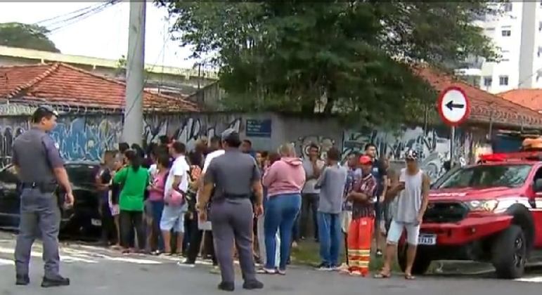 Pais e policiais na escola na Vila Sônia, onde um adolescente atacou alunos e professores