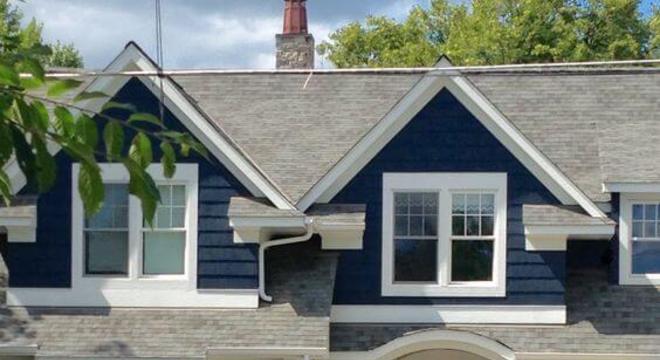 Faça pinturas de casas de madeira com a parede azul marinho e detalhes branco