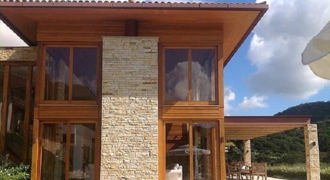 Facha de casa de campo revestida com pedra São Tomé