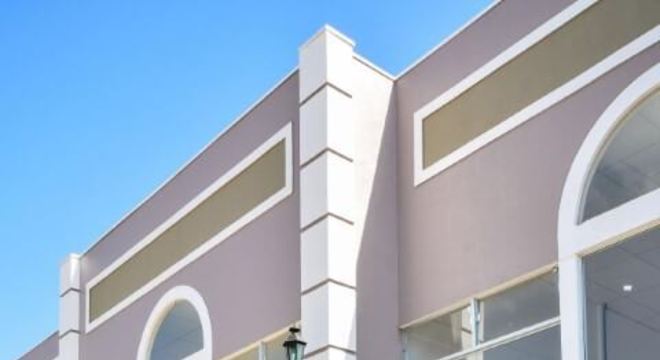 Fachada comercial com escada de ferro Projeto de Bender Arquitetura