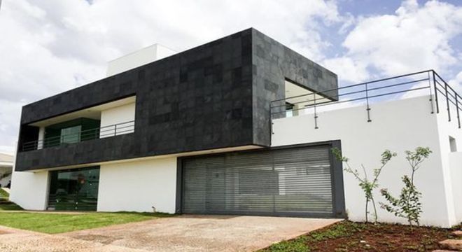 fachada de casa com ardósia preta