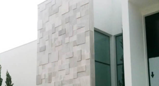 Fachada de casa com parede revestida em pedra São Tomé