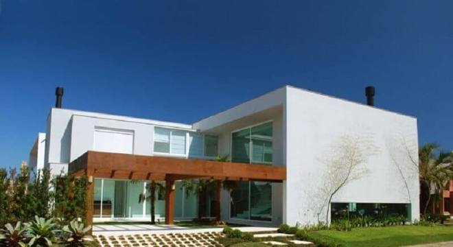 fachada de casa em l com arquitetura moderna