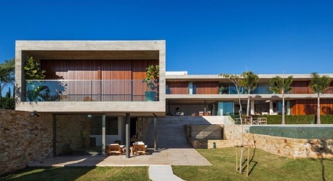 fachada de casa em l com telhado embutido