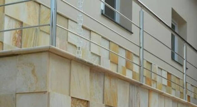 Fachada de casa feita com mosaico de pedra São Tomé