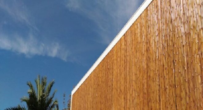 Fachada de casa recebeu acabamento com cerca de bambu