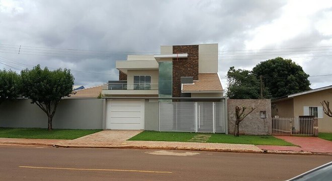 fachada de casa sobrado com pedra ferro