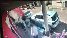 Vídeo: fachada de loja desaba e atinge homem em Goiás