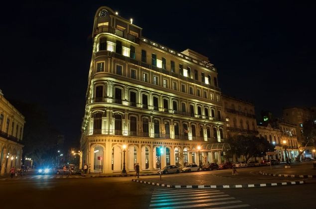 A fachada do Saratoga era um reflexo de todo o luxo encontrado em seu interior. O prédio de estilo neoclássico foi construído em 1880, no centro histórico de Havana