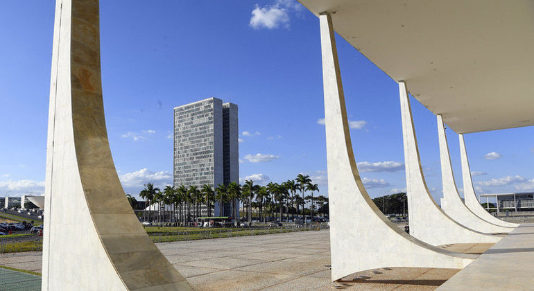 Fachada do Supremo Tribunal Federal com o Congresso Nacional ao fundo, em Brasília