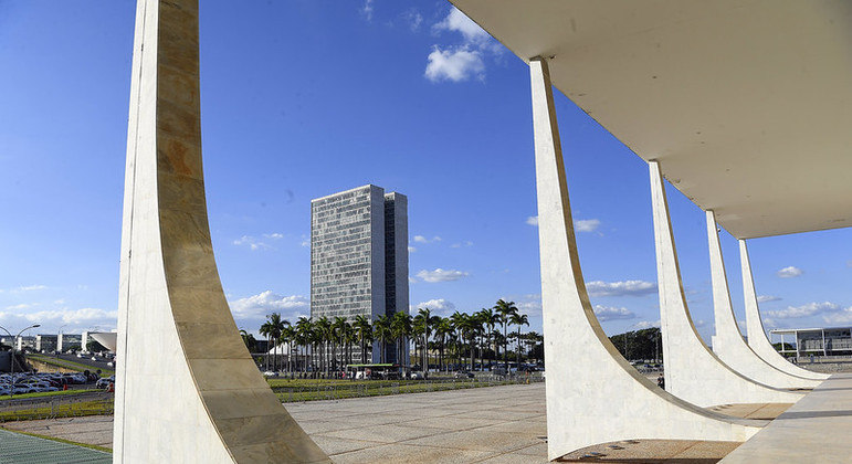 Fachada do STF com Congresso ao fundo, na praça dos Três Poderes