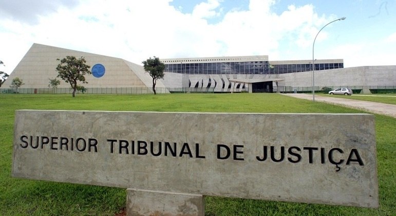 O STJ tem entre suas atribuições a administração da Justiça Federal