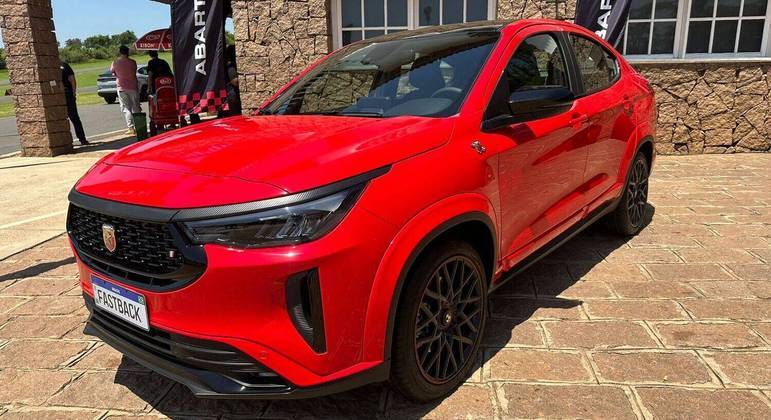 Vermelho Alpine, clássico da marca, em contraste com os detalhes na cor preta