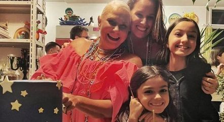 Fafá de Belém é avó de Julia, de 11 anos, e de Laura, de 7