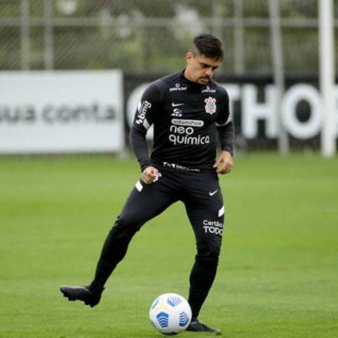 Lateral-direito Fagner em treino com bola no Timão