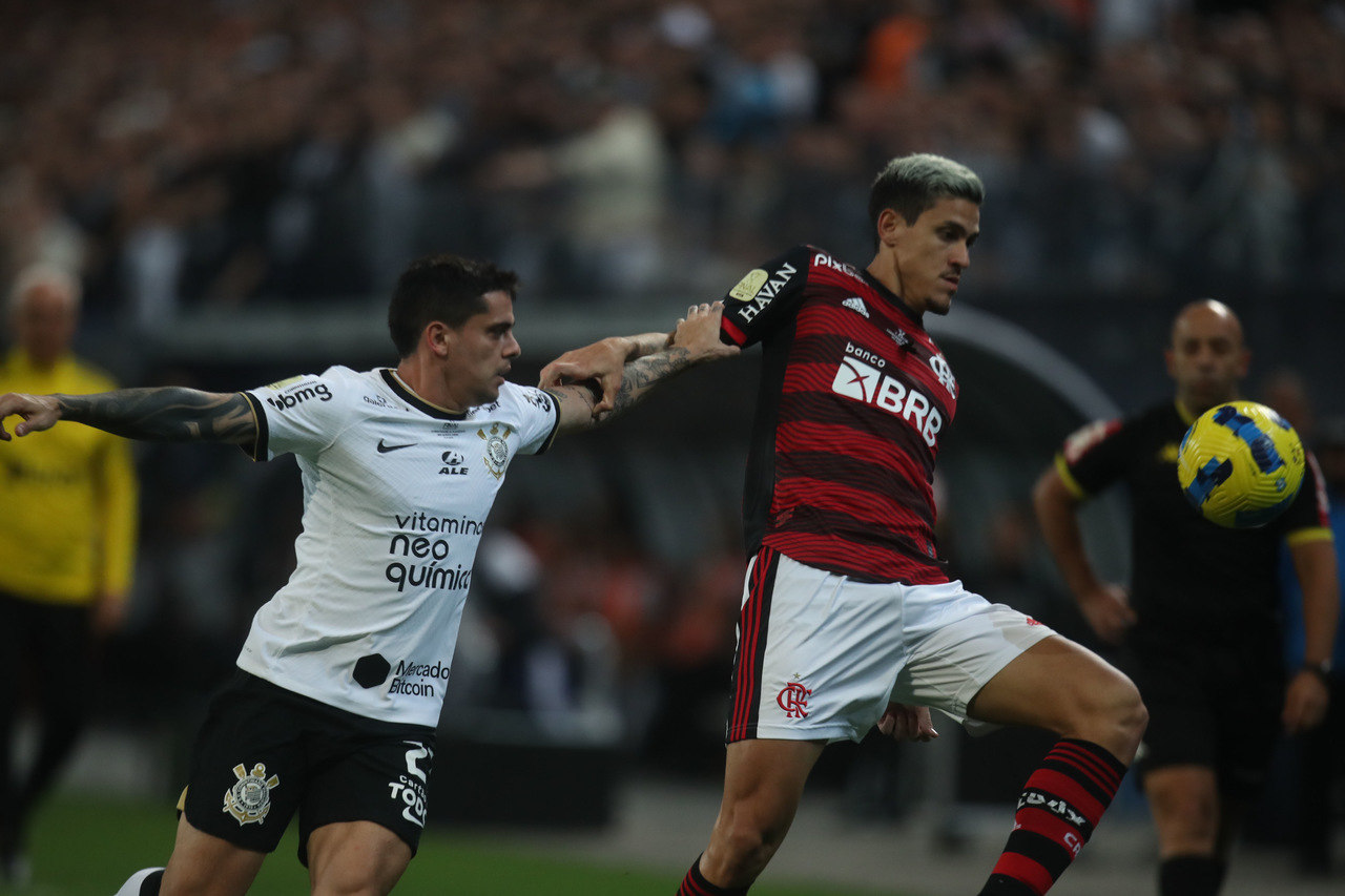 Muita marcação por parte do Corinthians. Quem parecia em casa era o talentoso Flamengo