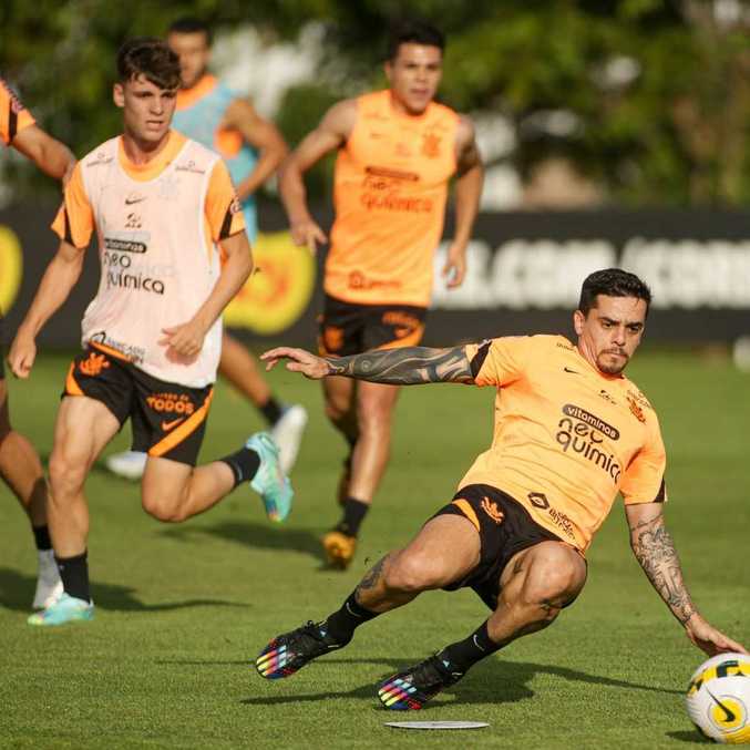 Fagner com o elenco no CT Joaquim Grava: preparativos para visitar o Flamengo 