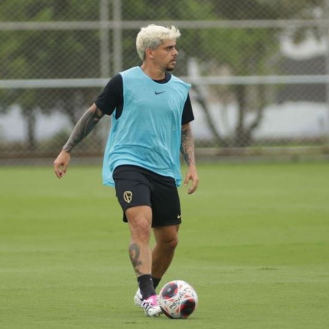 Fagner durante treinamento do Corinthians