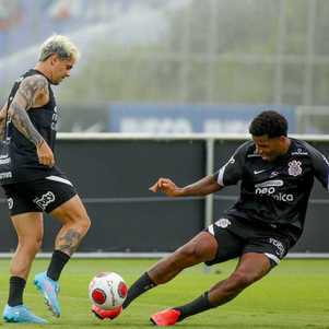 Fagner e Gil são dois dos três titulares em todos os jogos