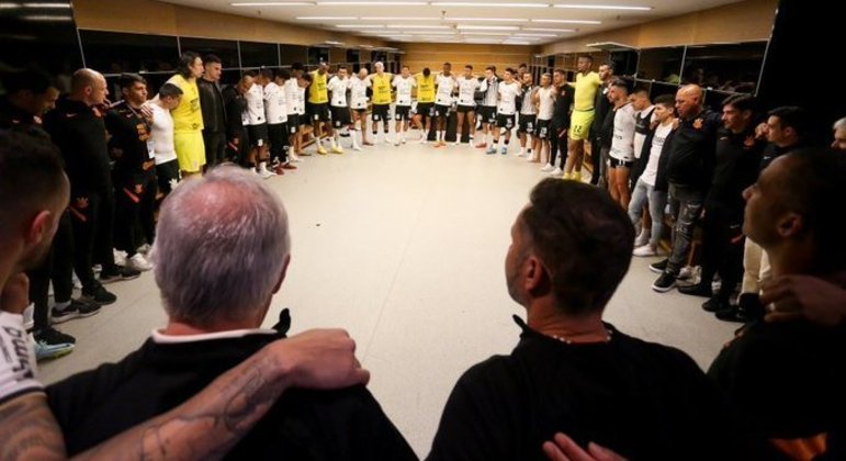 Jogadores e comissão técnica do Corinthians reunidos após classificação na Copa do Brasil