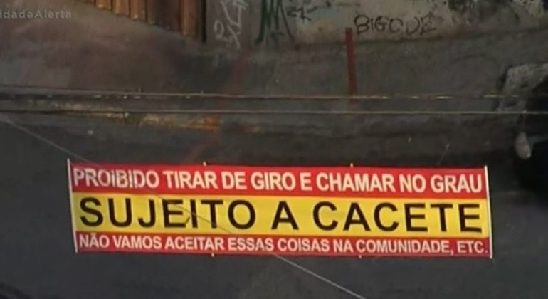 Faixa com ameaça a motocilistas em Osasco (SP)