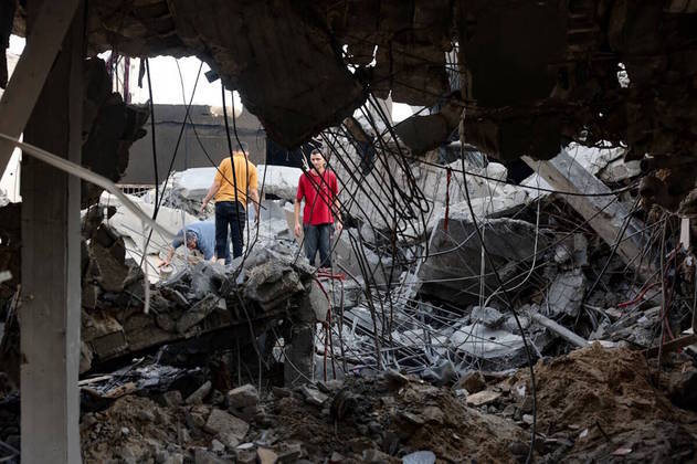 22º dia — A ofensiva do Exército israelense na Faixa de Gaza realizada desde a noite da sexta-feira (27) deixou rastros de destruição na região. Os ataques aéreos derrubaram centenas de edifícios e milhares de casas, segundo o porta-voz da proteção civil de Gaza, Mahmoud Bassal