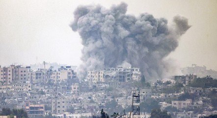 Bombardeio de Israel à Faixa de Gaza derruba sinal de internet