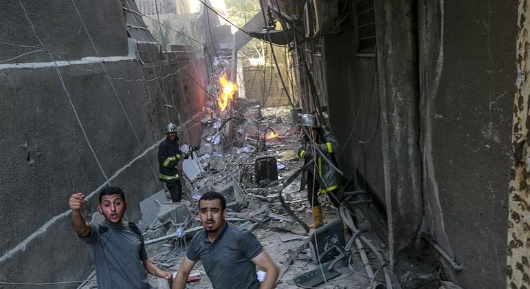 Ataque aéreo israelense na Faixa de Gaza atingiu um prédio residencial
