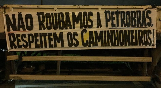 Caminhoneiros que protestaram no Rio dizem que sofrem discriminação e que as pessoas acham que eles servem apenas para causar engarrafamento