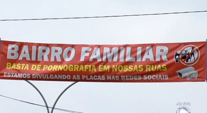 Moradores espalham faixas contra prostituição