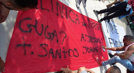 Faixas do protesto da torcida do Fluminense