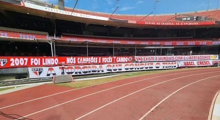 Faixas provocando o Corinthians foram estendidas no Morumbi
