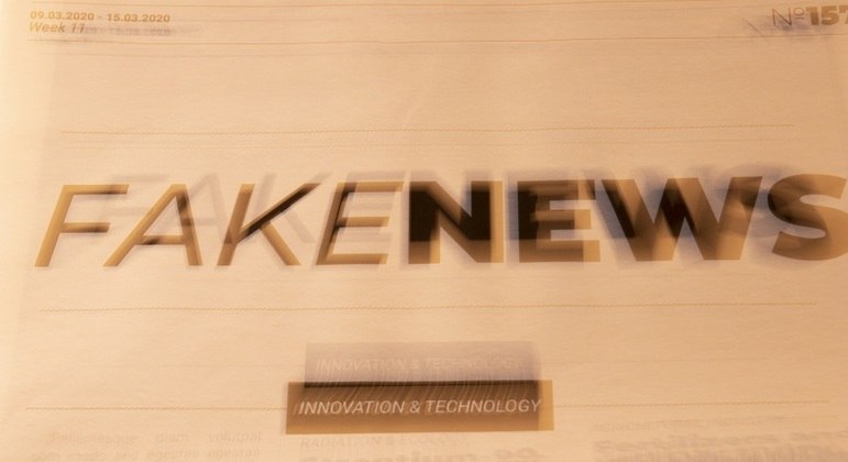 Arte com a inscrição 'fake news', termo em inglês para 'notícias falsas'