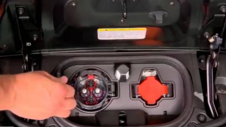 O abastecimento de um veículo elétrico é, na verdade, o 'carregamento', que leva de cinco a sete horas. Vale lembrar que é possível fazer essa recarga em casa, mas o tempo costuma ser maior