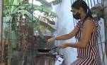 Muitos brasileiros estão cozinhando com carvão ou lenha e usam o gás apenas para esquentar a comida, assim conseguem economizar